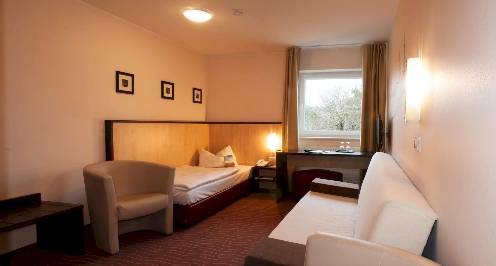 Bergwirtschaft Wilder Mann Hotel Und Restaurant Dresden Bagian luar foto