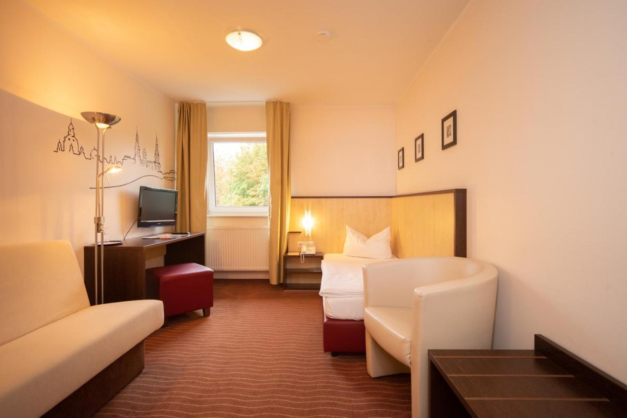 Bergwirtschaft Wilder Mann Hotel Und Restaurant Dresden Bagian luar foto